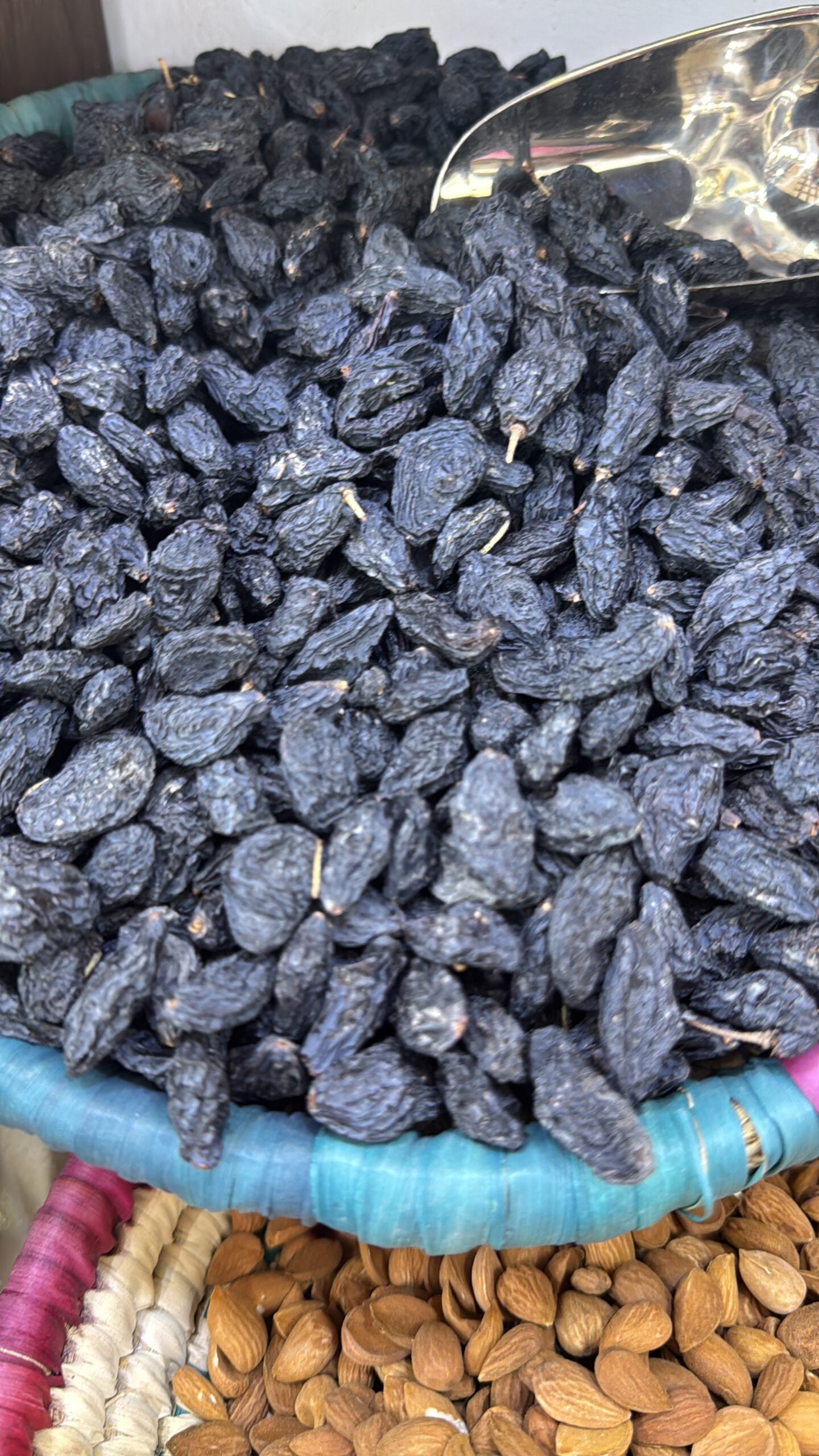 الزبيب الأسود اليمني – Yemeni black raisins